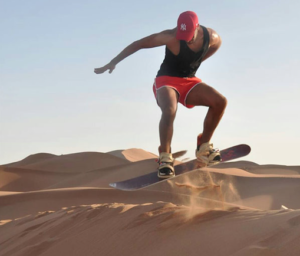 Sandboard sur les dunes de l'Erg Chegaga