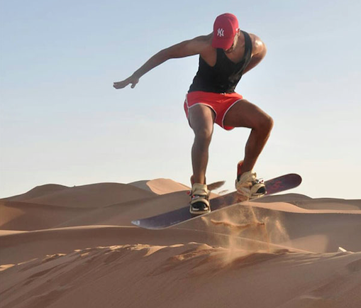 Sandboard sur les dunes de l'Erg Chegaga