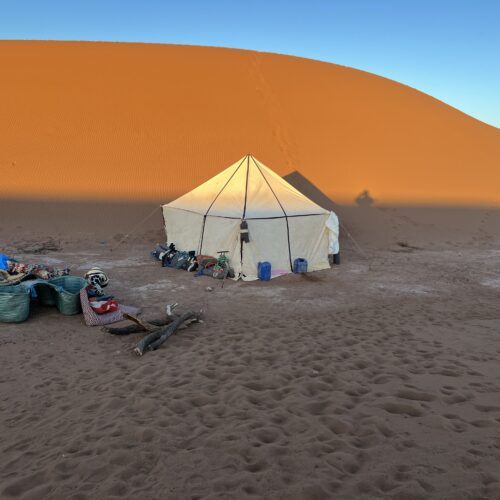 Tente berbère traditionnelle dans les dunes du désert marocain