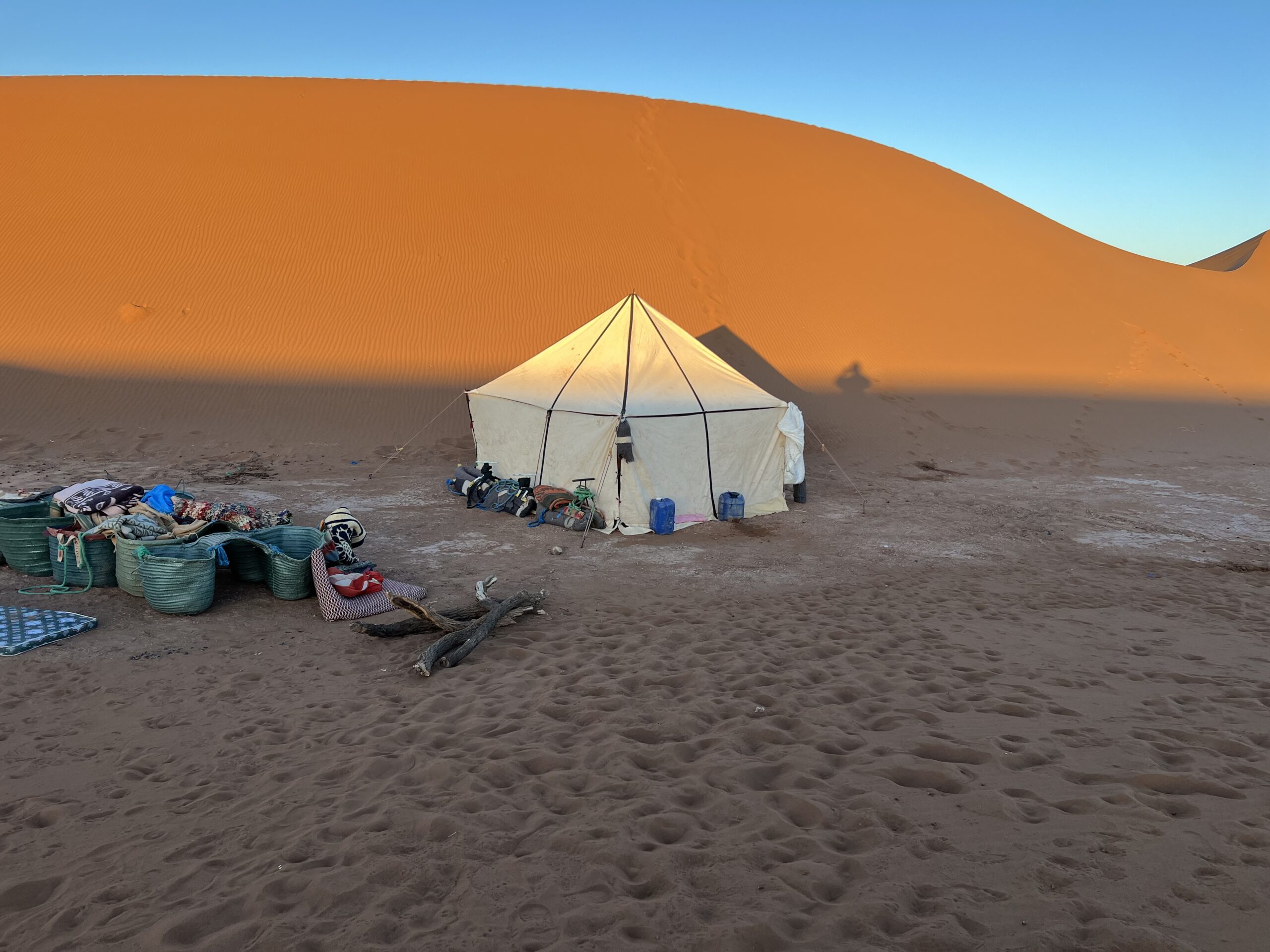 Tente berbère traditionnelle dans les dunes du désert marocain
