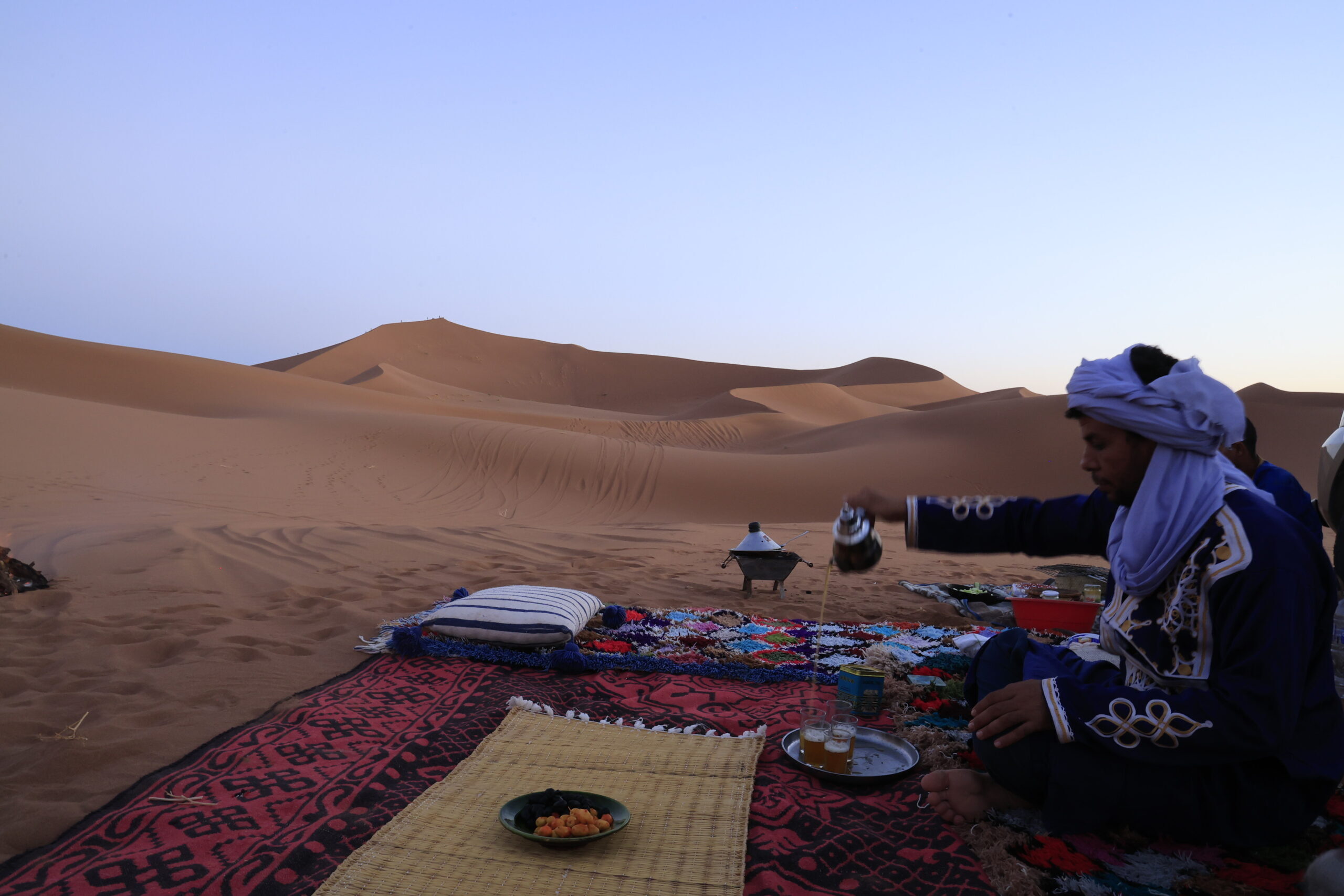 Thé traditionnel berbère au coucher du soleil, bivouac dans le désert