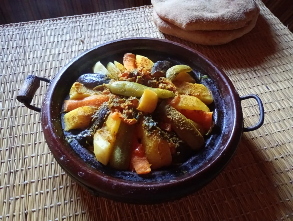 Tajine traditionnel marocain, cuisine nomade du désert