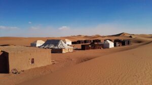 Bivouac et habitat traditionnel dans le désert marocain
