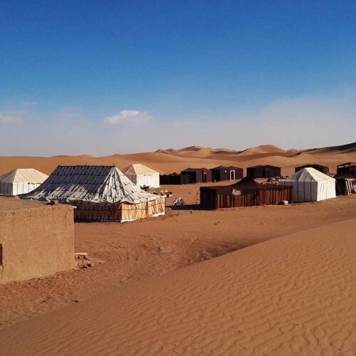 Bivouac et habitat traditionnel dans le désert marocain