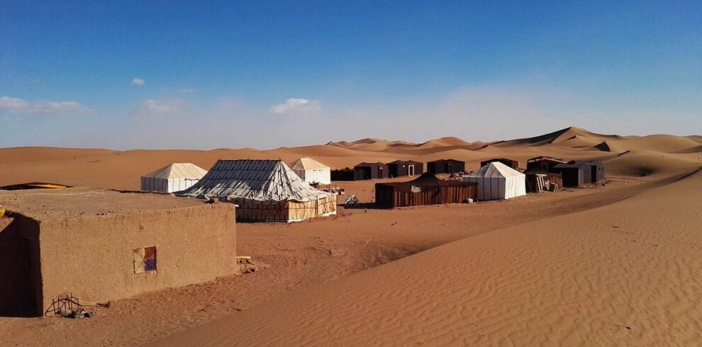 Bivouac et habitat traditionnel dans le désert marocain