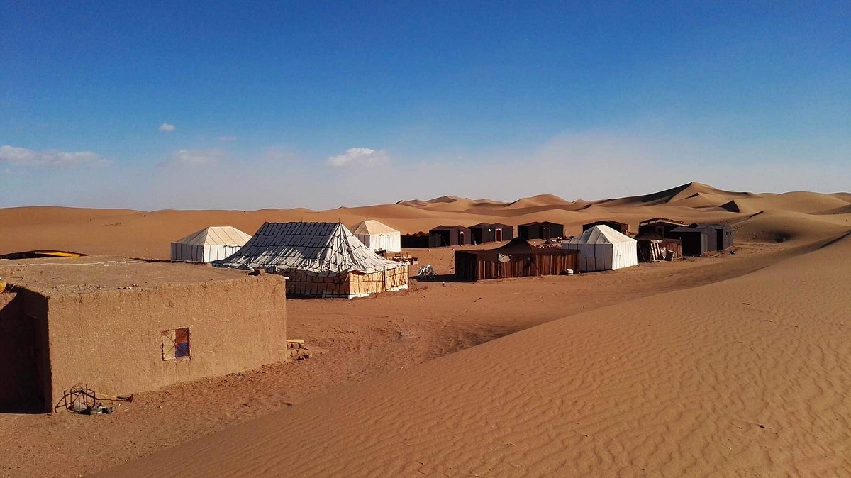 Bivouac et habitat traditionnel dans le désert marocain