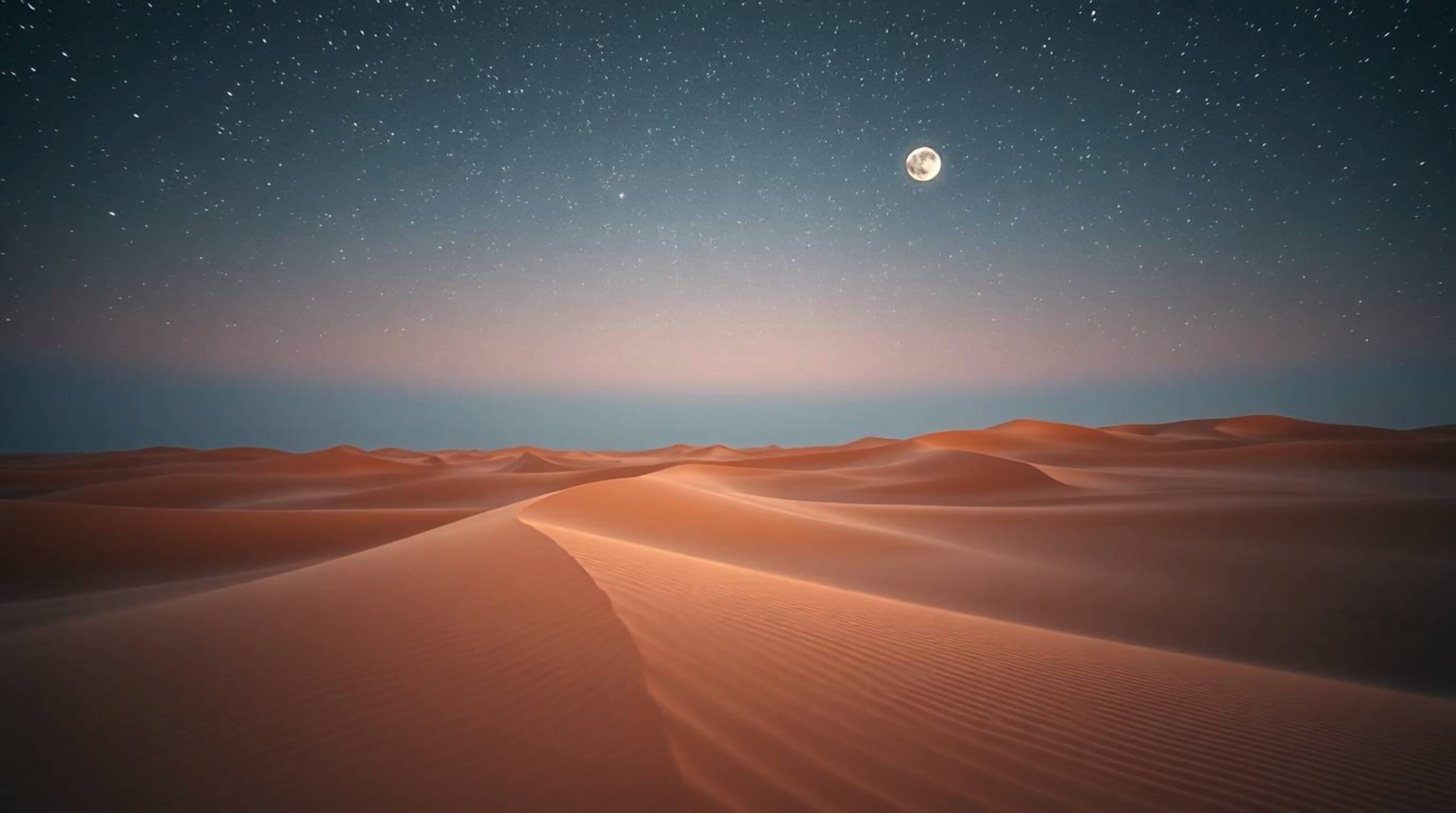 La lune se lève au-dessus du désert la nuit